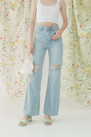 
            
                Load image into Gallery viewer, Bibi Jeans in Light Denim
            
        